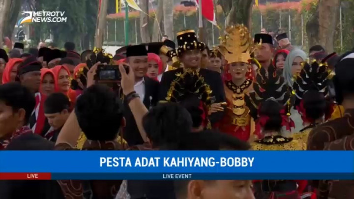 Momen Kahiyang-Bobby Disambut Tarian Tortor Mundur