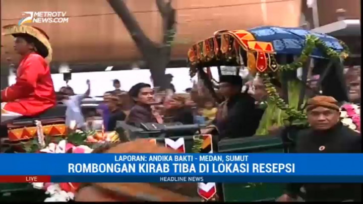 Jokowi Bagikan Kaos untuk Warga di Sela Kirab Budaya