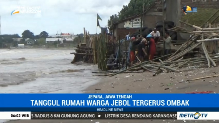 Tanggul Penahan Ombak di Jepara Jebol Tergerus Ombak