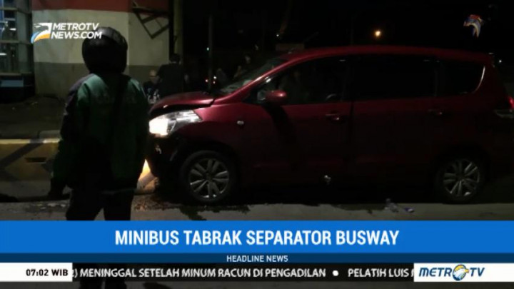 Minibus Tabrak Separator Busway di Jatinegara, Dua Orang Terluka