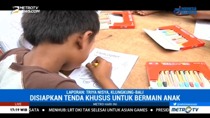 Aktivitas Anak-anak Pengungsi Gunung Agung di GOR Swecapura