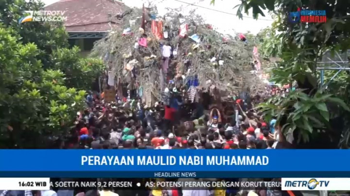 Peringatan Maulid Nabi, Ratusan Orang Antusias Berebut Hadiah
