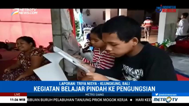 Siswa di Karangasem Belajar di Pengungsian