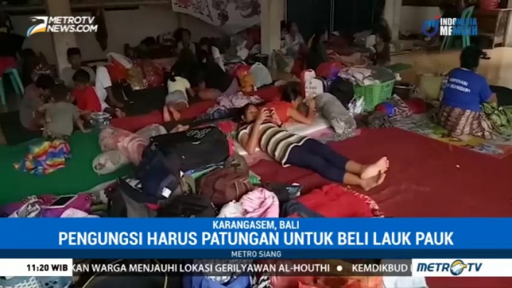 Pengungsi Gunung Agung di Sidemen Terpaksa Patungan Beli Lauk Pauk