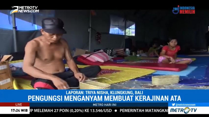 Pengungsi Gunung Agung Isi Waktu Luang dengan Menganyam