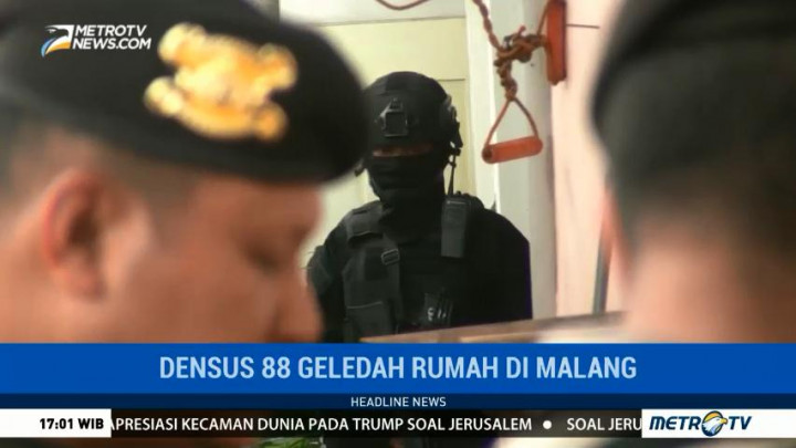 Densus 88 Geledah Sebuah Rumah di Malang