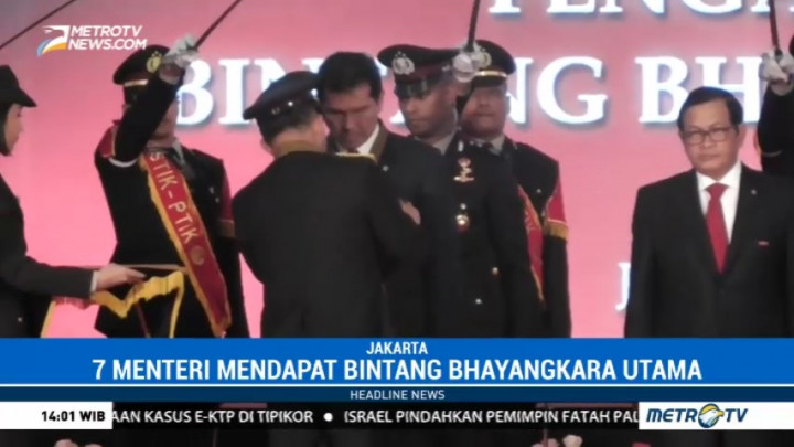 Tujuh Menteri Terima Tanda Kehormatan Bintang Bhayangkara Utama
