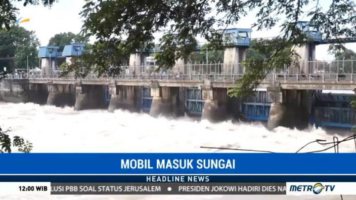 Tim SAR Masih Mencari Satu Korban Mobil Hanyut di Sungai Brantas