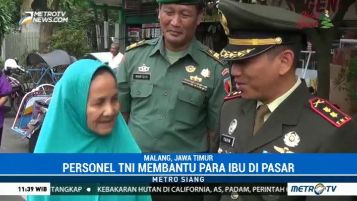 Peringati Hari Ibu, Personel TNI Bantu Para Ibu di Pasar