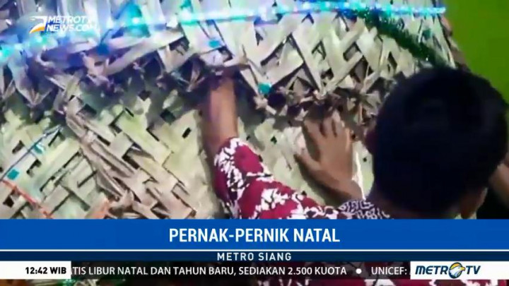 Kreasi Pohon Natal dari Daun Kelapa Kering