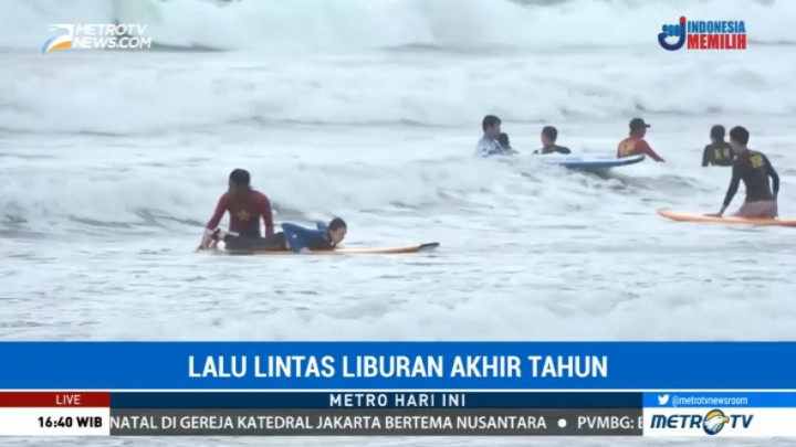 Libur Natal, Pantai Kuta Dipadati Pengunjung