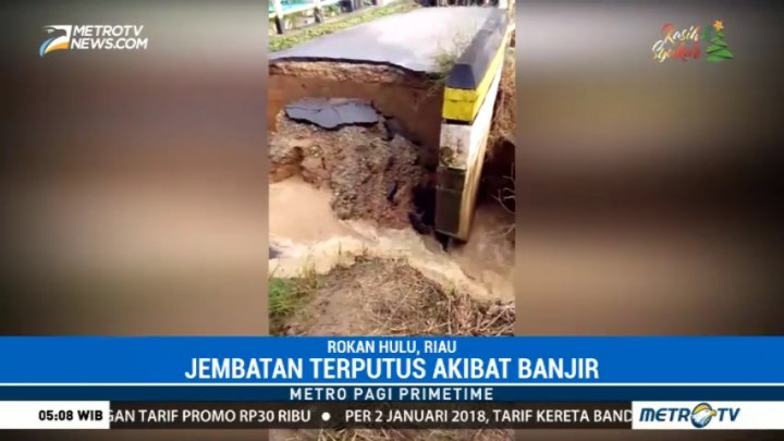 Jembatan di Rokan Hulu Ambruk Diterjang Banjir