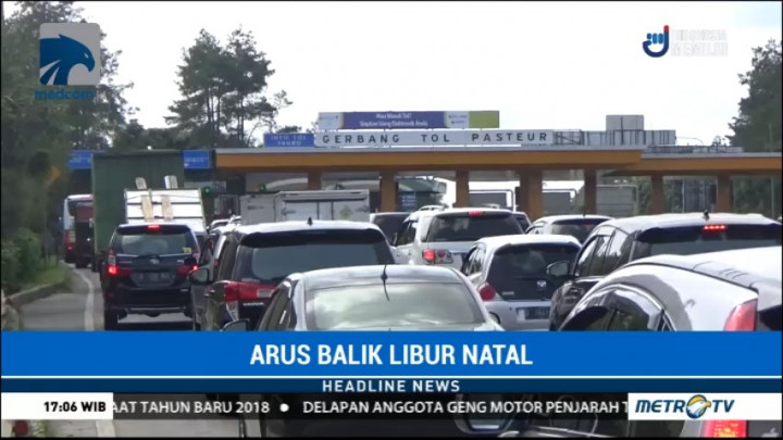Antrean Kendaraan Keluar Kota Bandung Terjadi di GT Pasteur