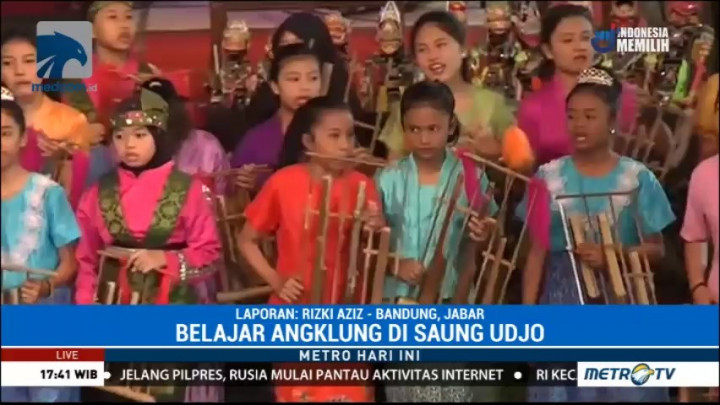 Belajar Angklung di Saung Udjo