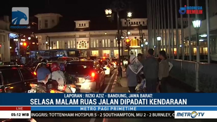 Kawasan Braga Bandung Dipadati Kendaraan