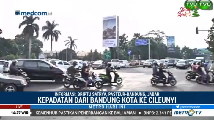 Antrean Kendaraan Terlihat di Gerbang Tol Pasteur
