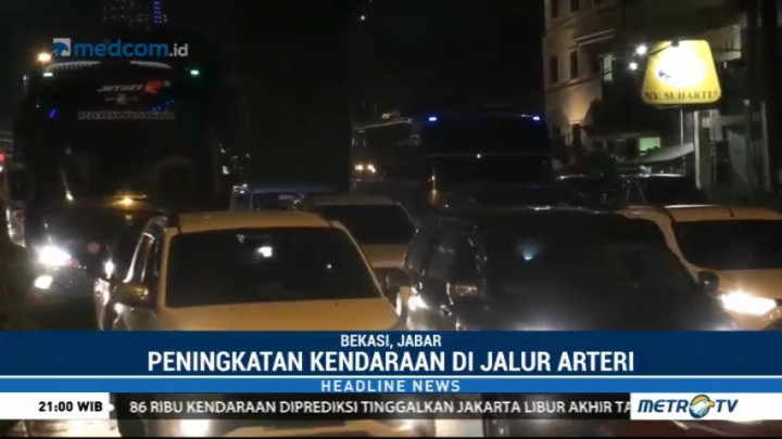 Jalur Arteri Kalimatang Bekasi Dipadati Kendaraan