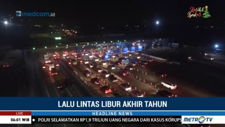 Antrean Kendaraan Padati Gerbang Tol Cikarang Utama