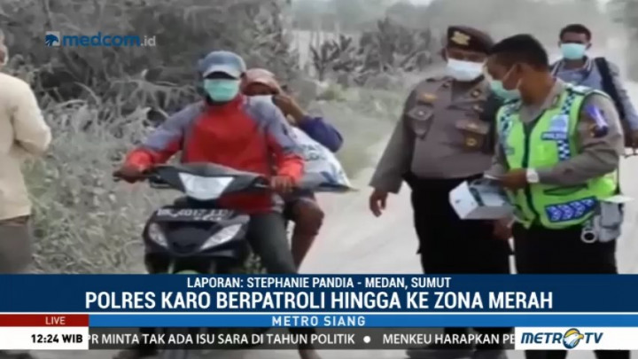 Patroli ke Zona Merah Sinabung, Polisi Sosialisasi dan Bagikan Masker