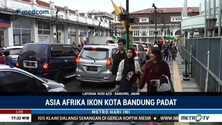 Asia Afrika Bandung Dipadati Kendaraan Wisatawan