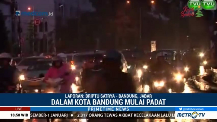 Arus Kendaraan Menuju Pusat Kota Bandung Padat