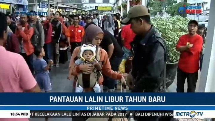 Penumpang Stasiun Pasar Senen Meningkat Jelang Malam Tahun Baru