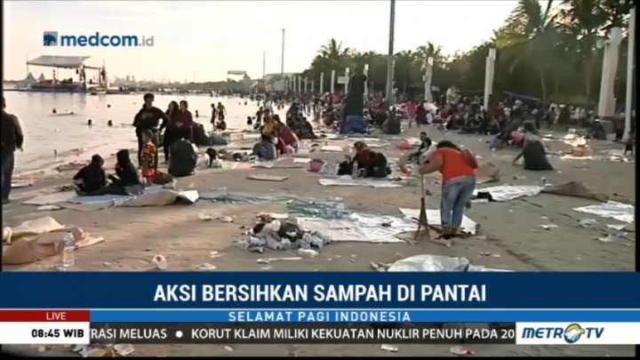 Sejumlah Warga Sukarela Bersihkan Sampah Tahun Baru di Pantai Ancol
