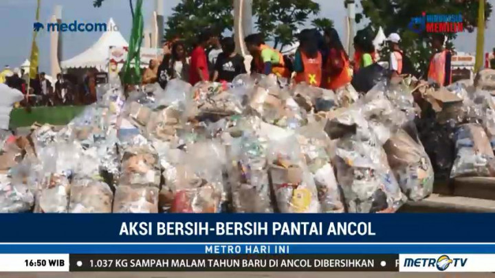 Aksi Bersih-bersih Pantai Ancol Usai Malam Tahun Baru