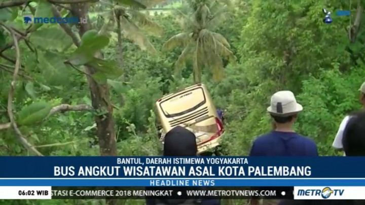 Bus Wisatawan Asal Sumsel Terjun ke Jurang