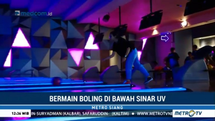 Mencoba Sensasi Bermain Boling di Bawah Sinar UV