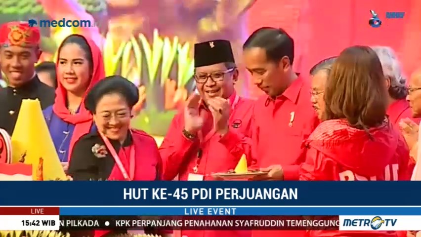 Jadi Kader Terbaik, Jokowi Terima Potongan Tumpeng Pertama