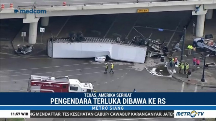 Sebuah Truk Jatuh dari Jembatan Layang