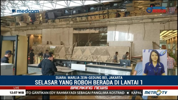 Balkon BEI Ambruk saat Jam Makan Siang