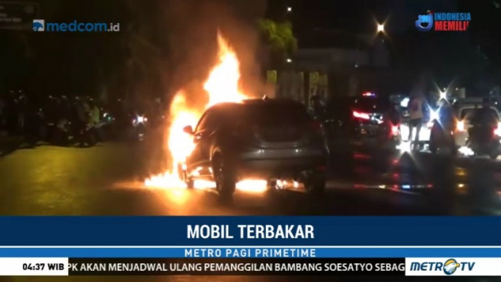 Diduga Korsleting, Sebuah Minibus Terbakar di Serpong
