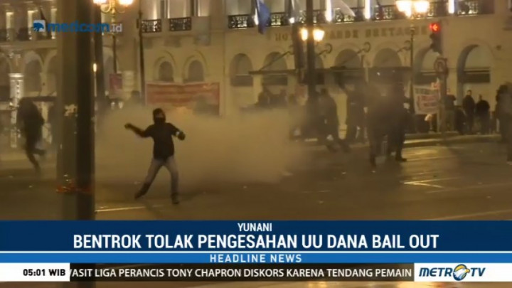 Polisi Yunani Bentrok Dengan Warga Terkait Penolakan Pengesahan UU Dana <i>Bailout</i>