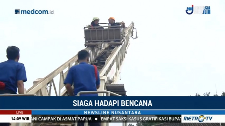Begini Cara Petugas Damkar Evakuasi Korban dari Ketinggian