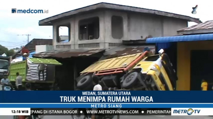 Truk Bermuatan 12 Ton Pupuk Terguling dan Menimpa Rumah Warga