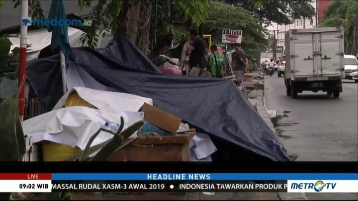 WNA Pencari Suaka Masih Bertahan di Trotoar Kalideres