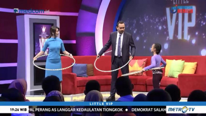 Anak Ini Ajari Cak Lontong Bermain Hula Hoop