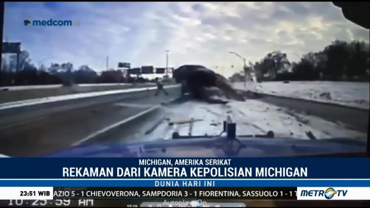 Tabrakan Mobil vs Truk Derek Terekam Kamera Polisi