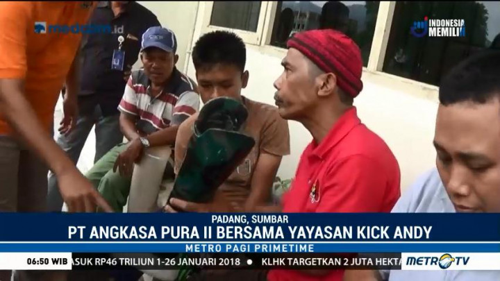 Angkasa Pura II dan Kick Andy Foundation Bagikan Puluhan Kaki Palsu di Padang