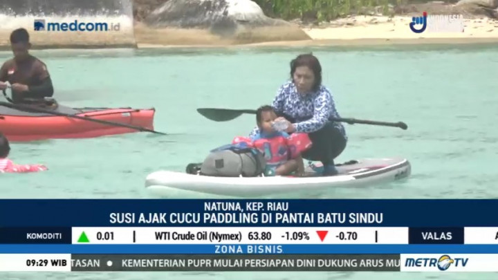 Menteri Susi Ajak Cucu Bermain Paddle Board di Batu Sindu