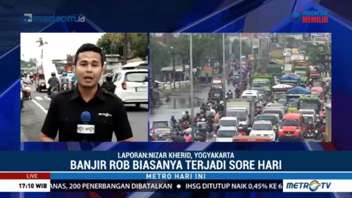 Banjir Rob Akibat Fenomena Supermoon Menggenangi Jalan Pantura Demak-Semarang
