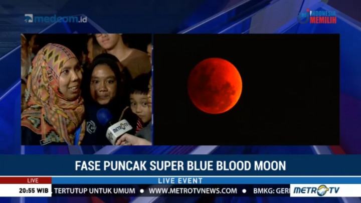 Warga Antusias Lihat Super Blue Blood Moon di Taman Ismail Marzuki