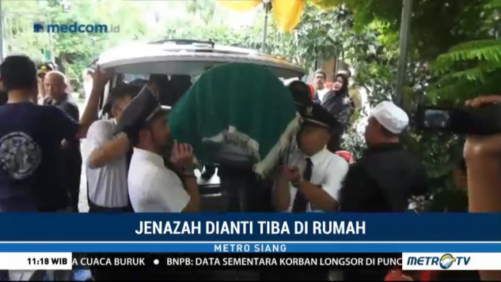 Isak Tangis Sambut Jenazah Korban Longsor Underpass Soetta