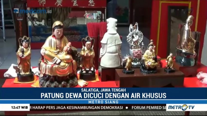 Warga Salatiga Bersih-Bersih Kelenteng Jelang Imlek