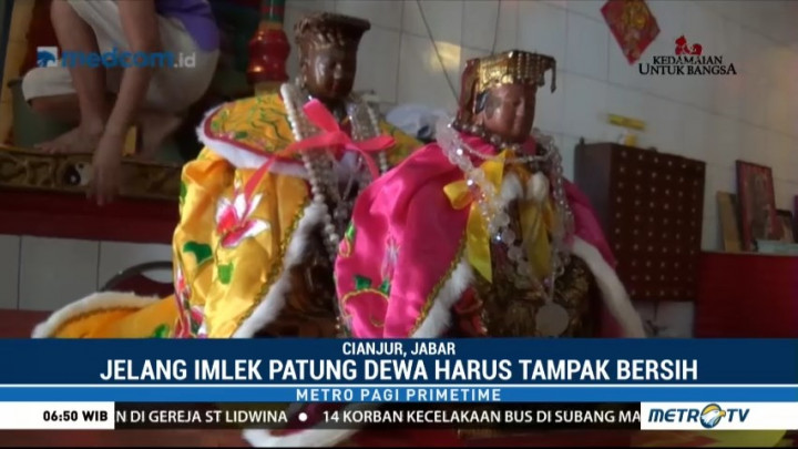 Jelang Imlek, Patung Dewa di Vihara Pharsjia Cianjur Dibersihkan