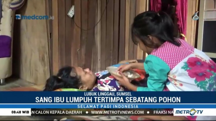 Perjuangan Anak Usia 10 Tahun Merawat Ibunya yang Lumpuh