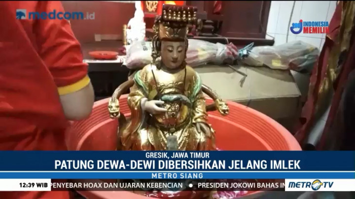 Sambut Imlek, Pengurus Klenteng Gelar Pensucian Patung Dewa-Dewi