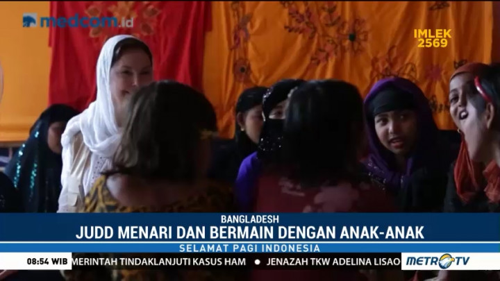 Aktris Ashley Judd Bermain dengan Anak-anak Pengungsi Rohingya